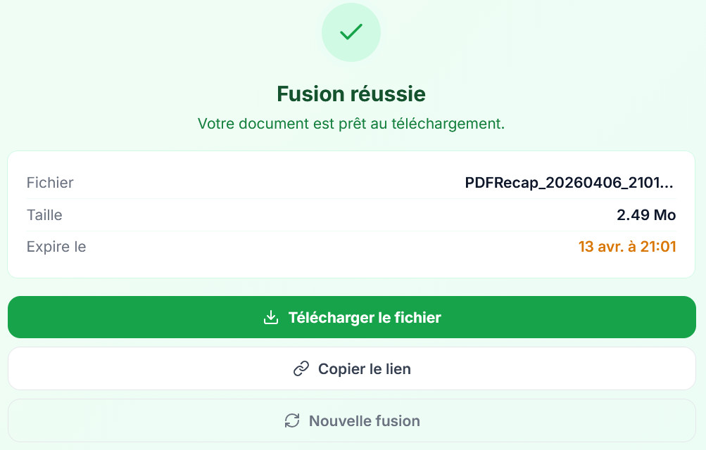 Interface de succès «&nbsp;Fusion réussie&nbsp;» sur PDF Recap affichant les détails du fichier et le bouton vert pour télécharger le PDF fusionné.